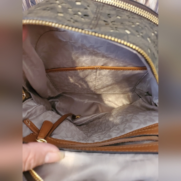 Michael Kors Medium Rhea Perforated Back - Picture 9 of 10